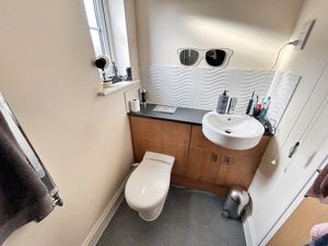 En-suite shower room- click for photo gallery